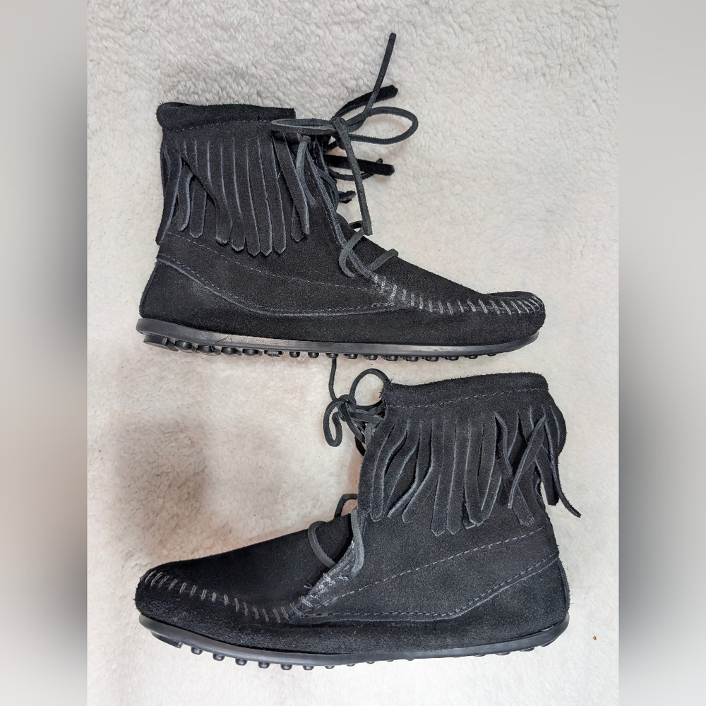 Minnetonka Kids Sz 2 Black Suede Moccasins Ankle Tramper Boot Fringe Lace Up